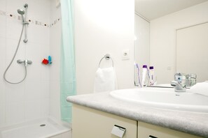 Studio | Badezimmer | Badewanne, kostenlose Toilettenartikel, Haartrockner, Handtücher
