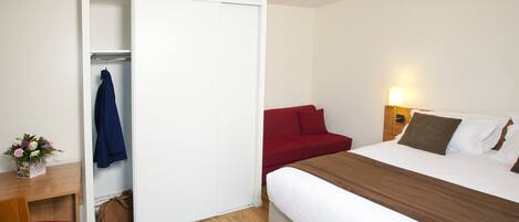 Luxe beddengoed, een bureau, geluiddichte muren