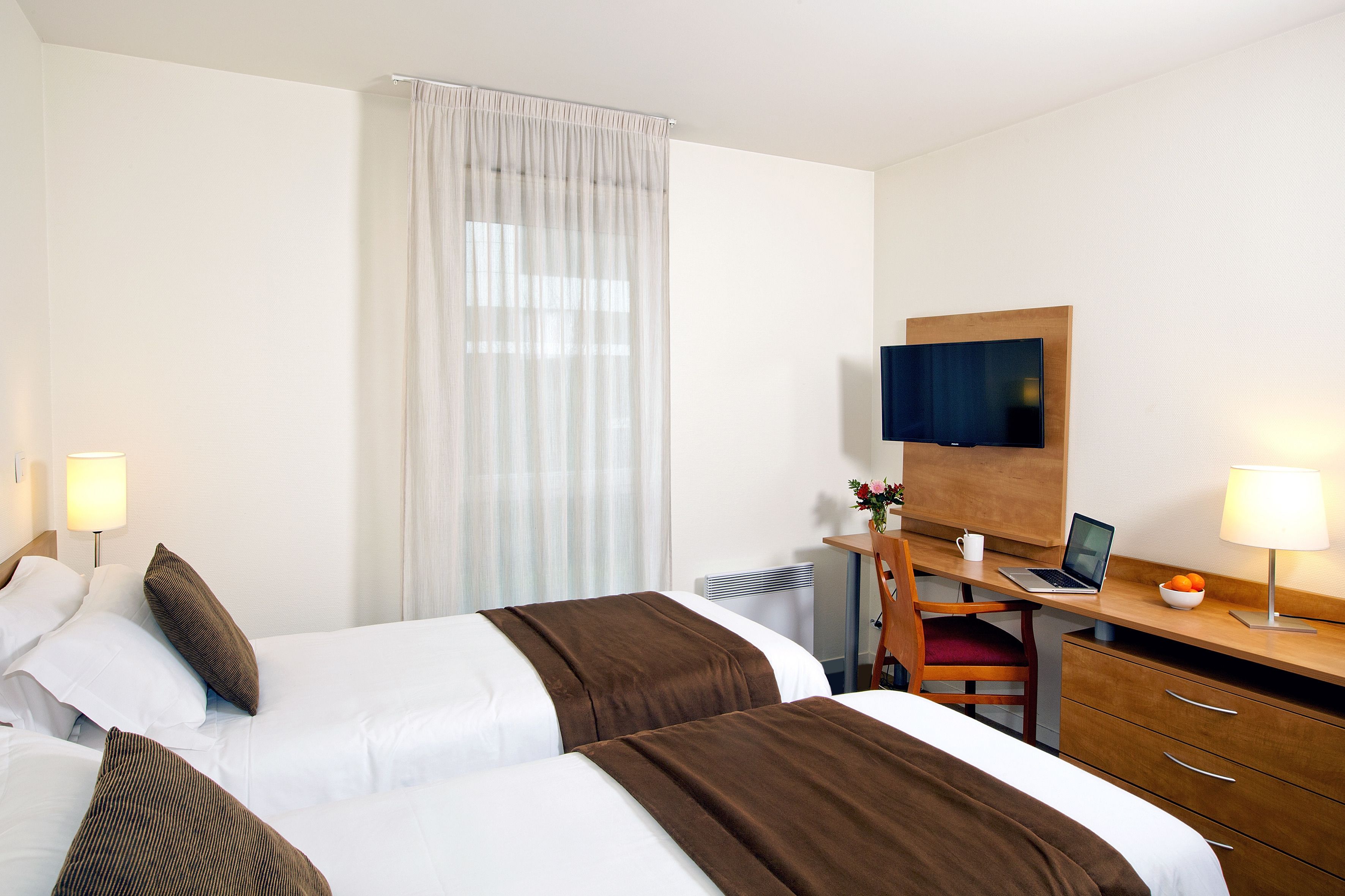 Ylelliset vuodevaatteet, työpöytä, äänieristys, silitysrauta/-lauta