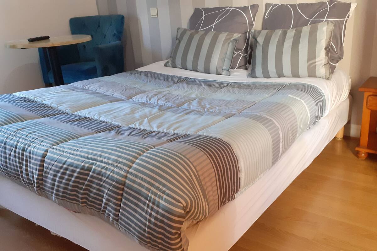 Laptop workspace, soundproofing, WiFi (free), bed sheets