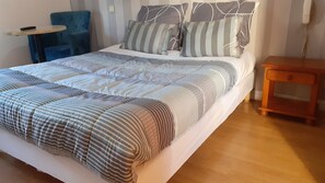 Desk, soundproofing, free cribs/infant beds, free WiFi