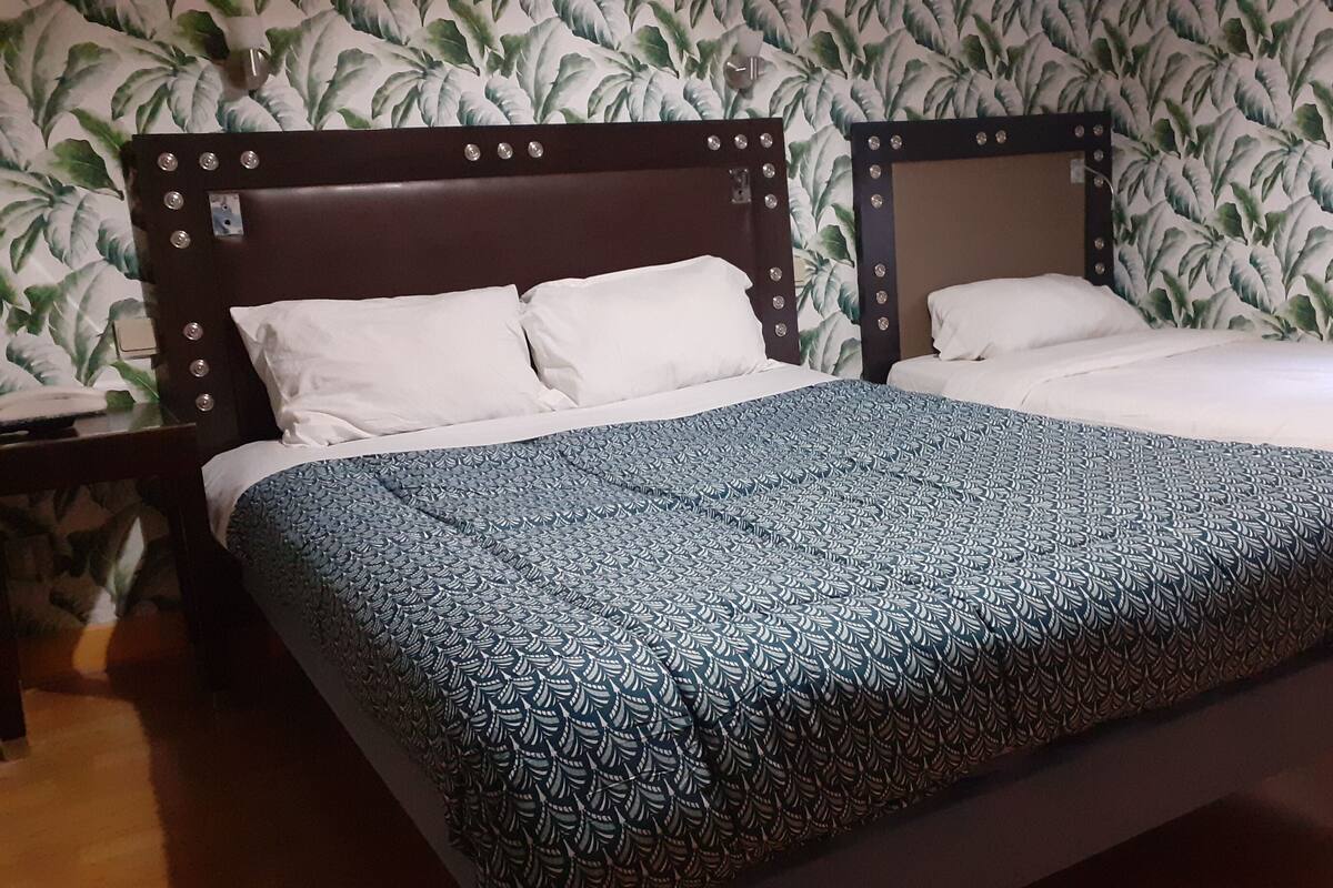 Triple Room | Laptop workspace, soundproofing, WiFi (free), bed sheets