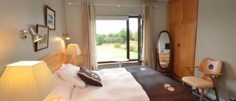 Caja de seguridad en la habitación y muebles diferentes