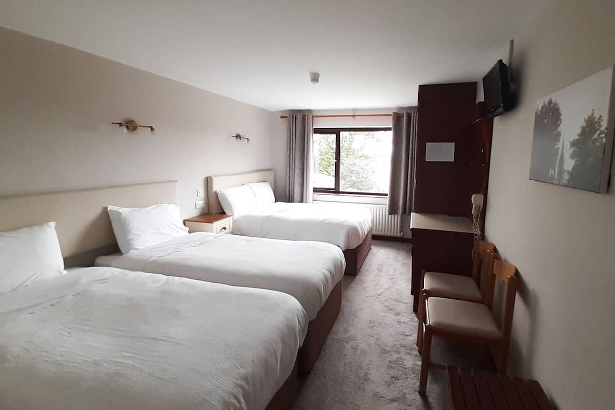Family Room, Ensuite, Garden View | Desk, free WiFi, bed sheets