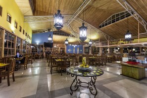 Family dining - Park Hotel Resort (Santa Cruz Verapaz)