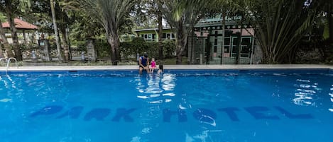 Una piscina al aire libre