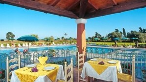 Outdoor dining - Sentido Orosei Beach (Orosei)