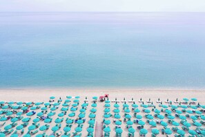 Playa privada, bote de remos