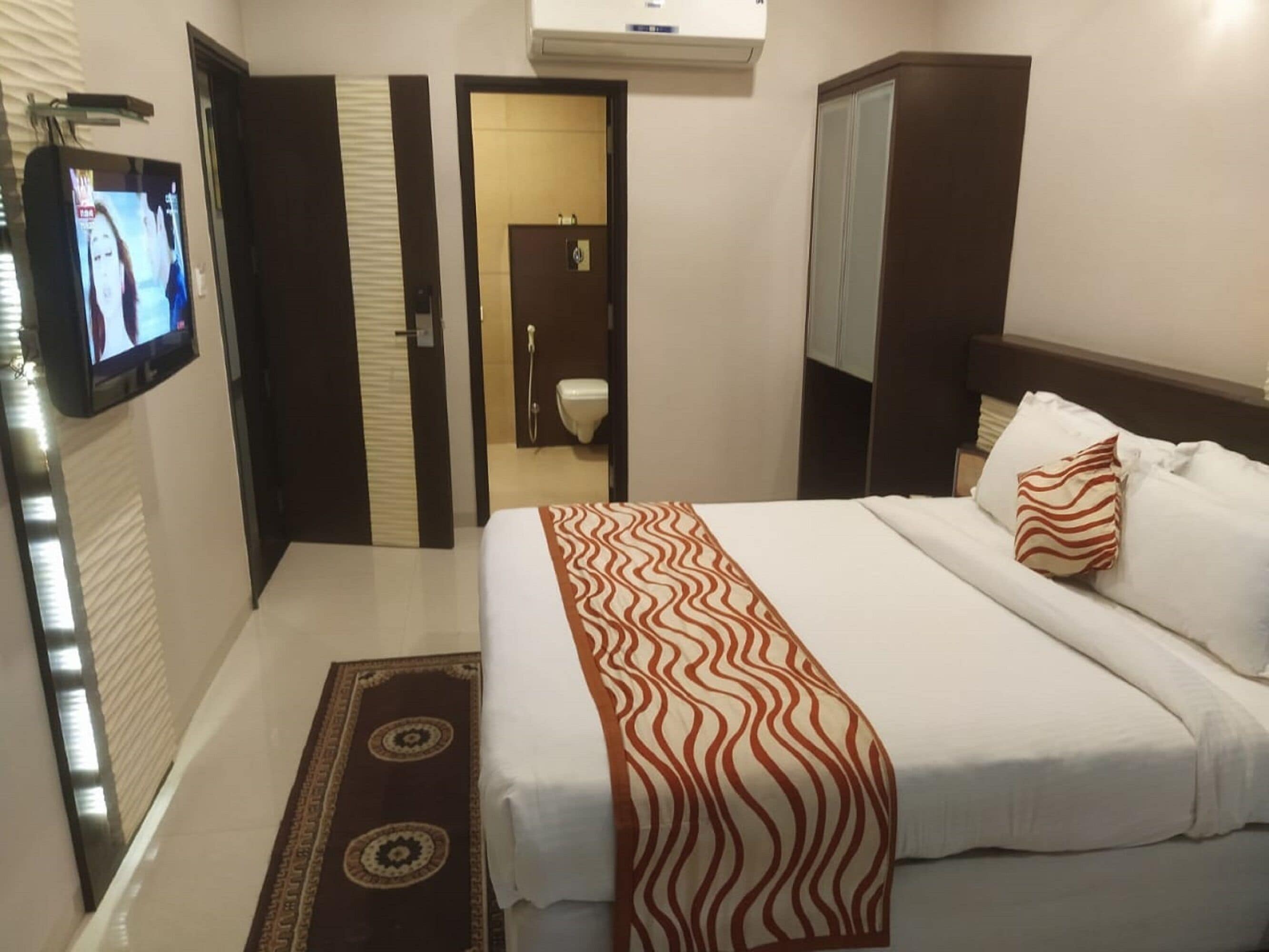 Photo - Shree Narayana Hotel-BAR-Rooftop Terrace-Disc!! 50 mtr from BUS STAND UDAIPUR