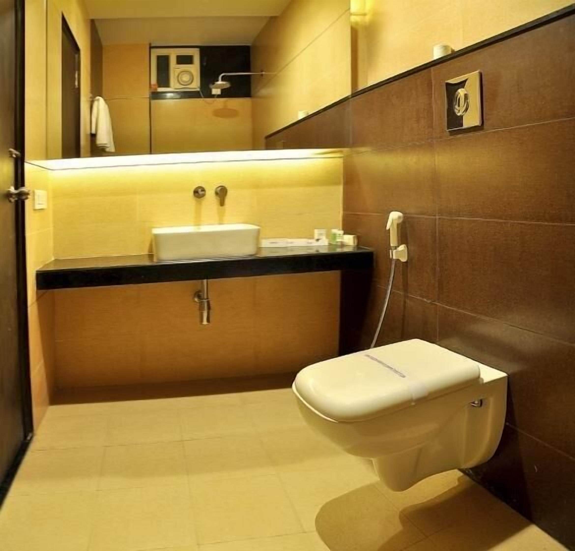 Photo - Shree Narayana Hotel-BAR-Rooftop Terrace-Disc!! 50 mtr from BUS STAND UDAIPUR