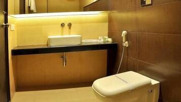 Standardzimmer | Badezimmer | Dusche, Regendusche, kostenlose Toilettenartikel, Haartrockner