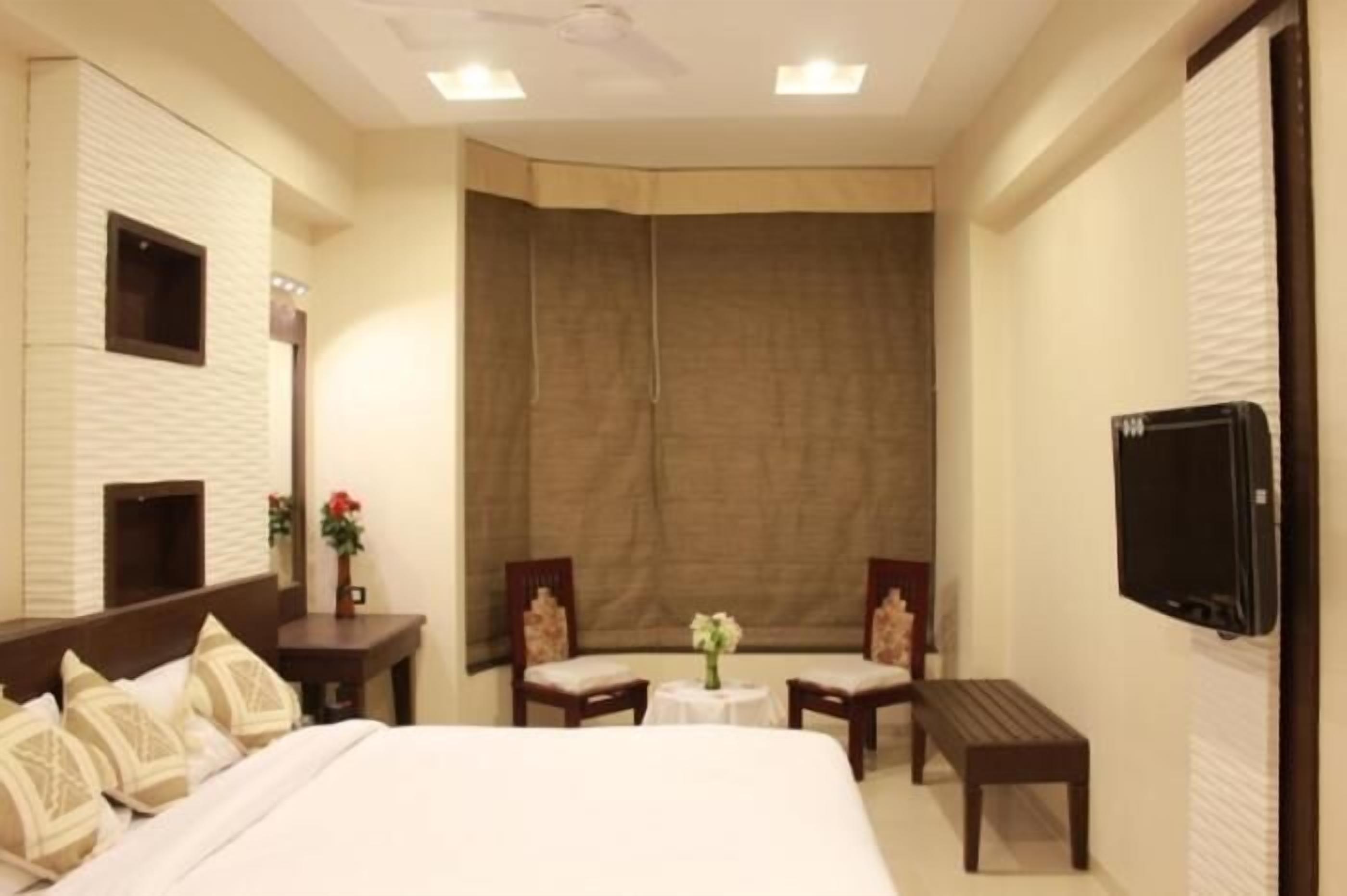 Photo - Shree Narayana Hotel-BAR-Rooftop Terrace-Disc!! 50 mtr from BUS STAND UDAIPUR