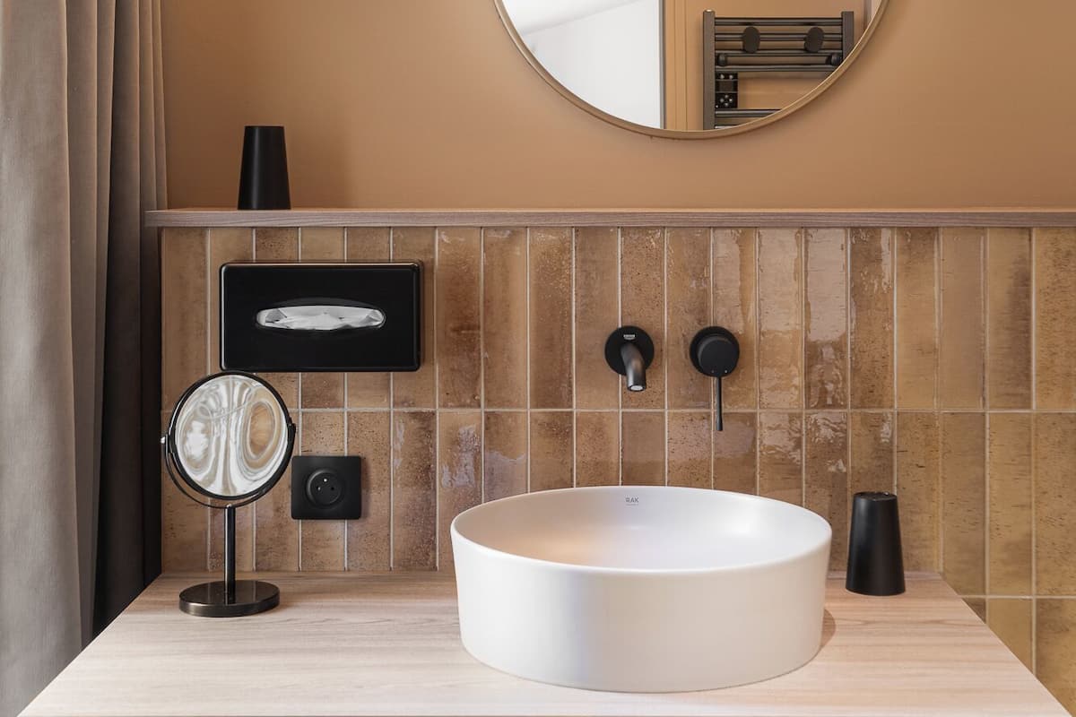 shower, rainfall showerhead, free toiletries, hair dryer