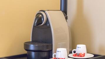 Une machine à café avec deux tasses et un plateau.