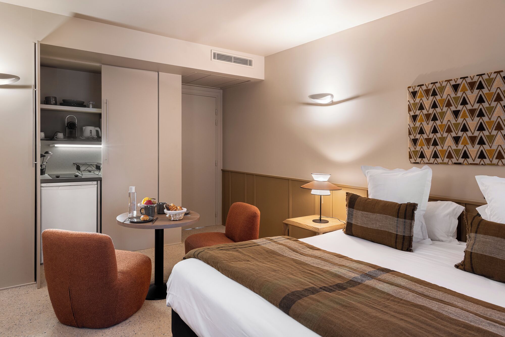 signature double room, 1 double bed (1/2 pers) | private kitchen | fridge, microwave, stovetop, espresso maker