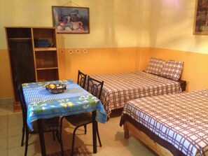 Studio, 2 dobbeltsenger | Safe på rommet, skrivebord for bærbar PC og blendingsgardiner