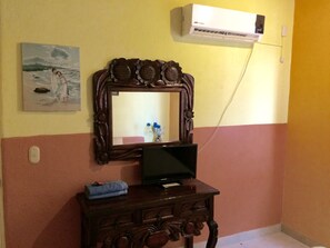 Dobbeltrom, 1 kingsize-seng | Safe på rommet, skrivebord for bærbar PC og blendingsgardiner