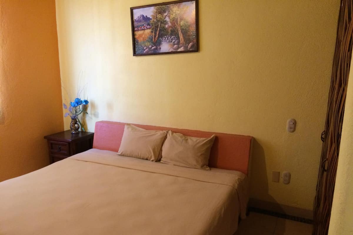 In-room safe, laptop workspace, blackout drapes, iron/ironing board