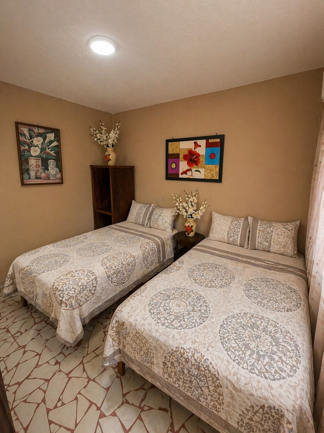 标准四人房, 2 张双人床 | 客房内保险箱、笔记本电脑工作区、遮光窗帘、熨斗/熨板