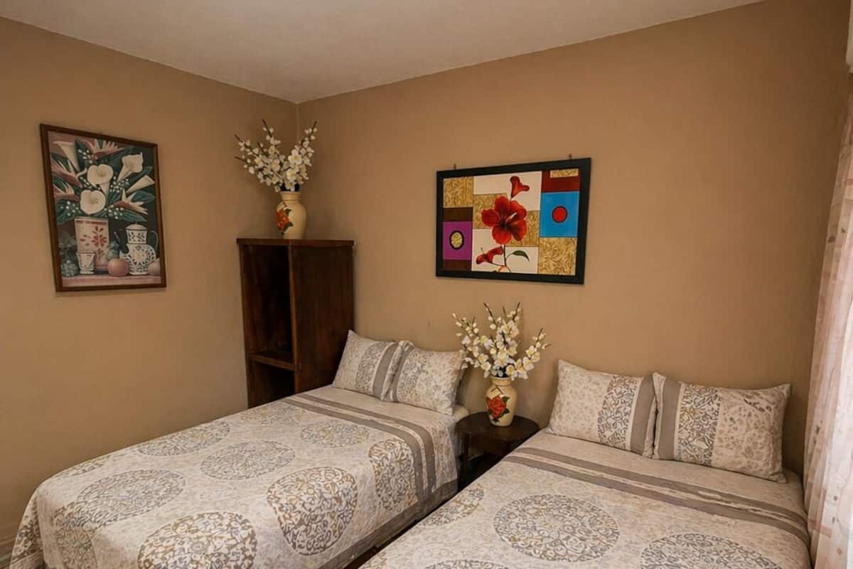 Caja de seguridad en la habitación y espacio para trabajar con laptop