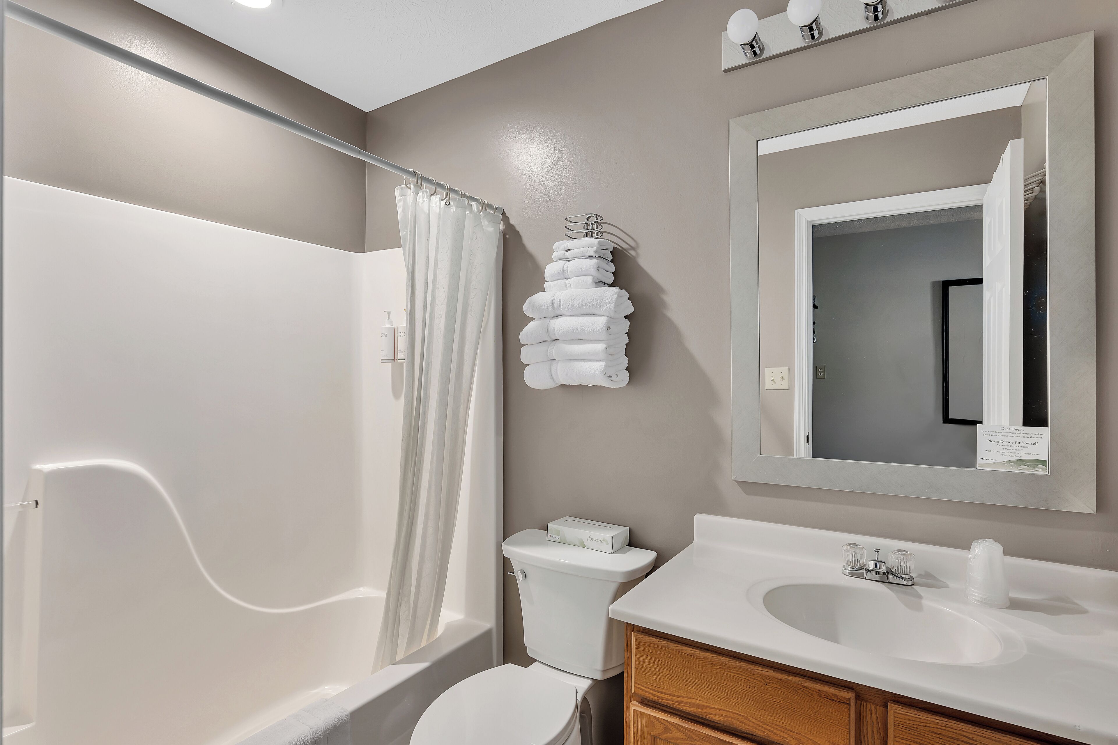 Une salle de bain moderne équipée d’une baignoire, de toilettes et d’un lavabo.