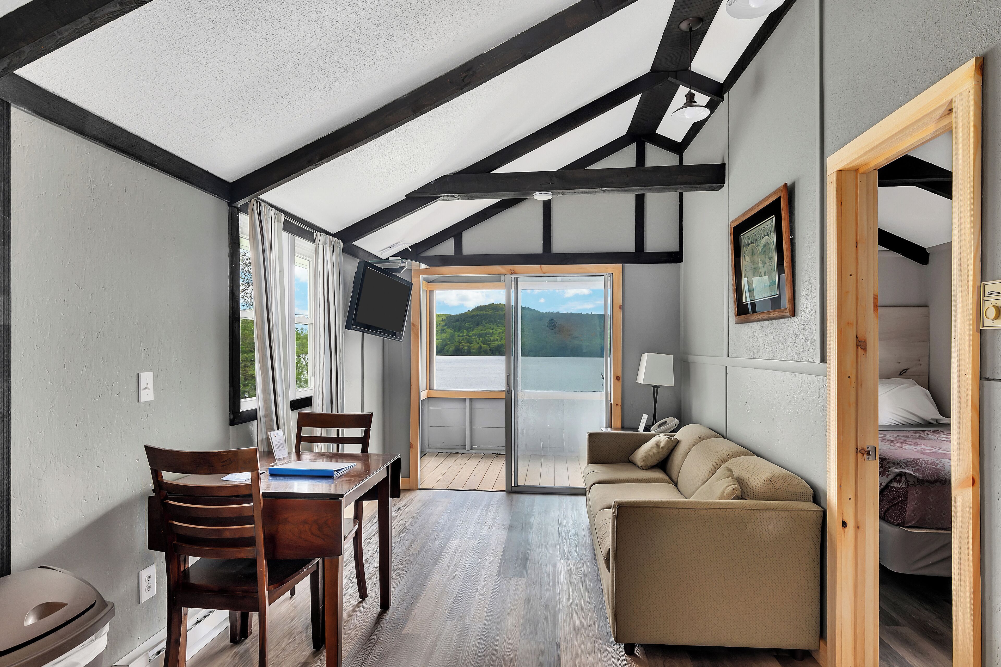 Cottage, 2 Bedrooms, Kitchen, Lake View (Cottage K) | Living area | 32-inch LCD TV with cable channels, TV