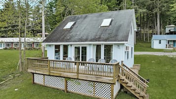 Cottage, 3 slaapkamers, keuken, gedeeltelijk uitzicht op meer (Cottage I) | Terras
