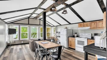 Cottage, 2 Bedrooms, Kitchen, Lake View (Cottage L) | Living area | 32-inch LCD TV with cable channels, TV