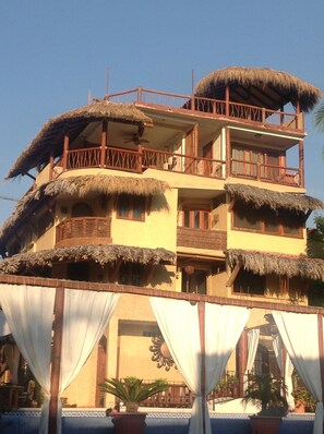 Vista frontal de la propiedad