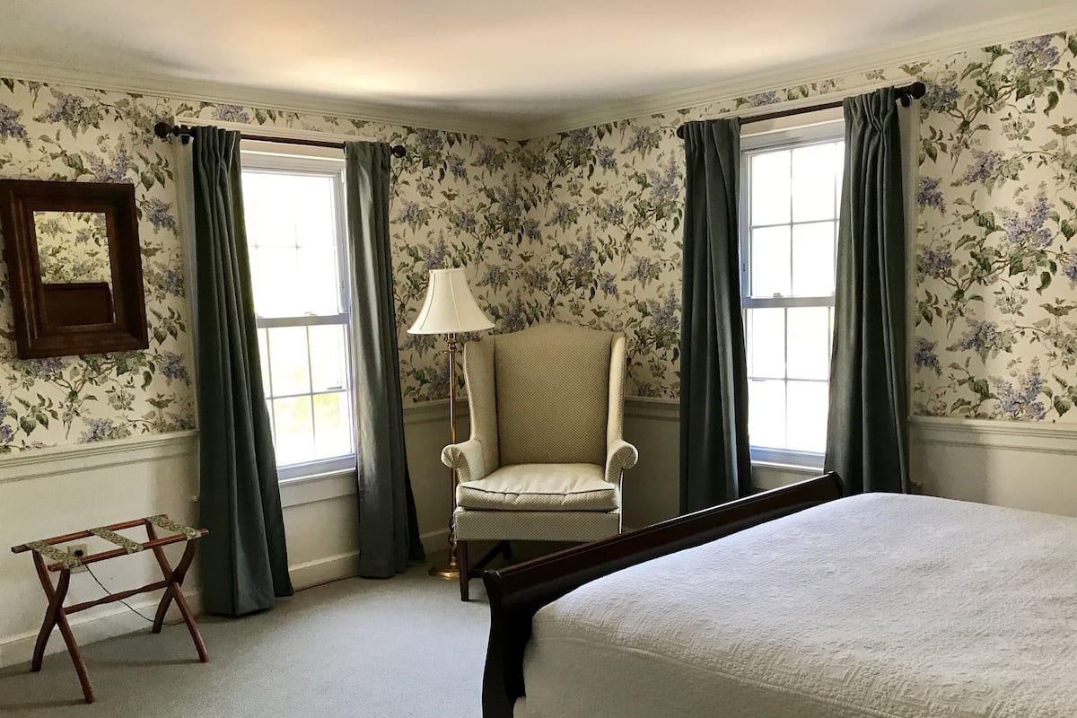 Standard Room, 1 Queen Bed | Premium bedding, individually decorated, iron/ironing board, free WiFi