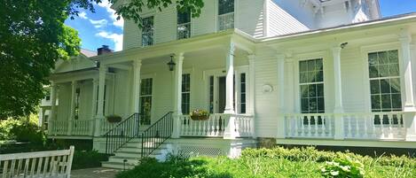 Fachada de la propiedad