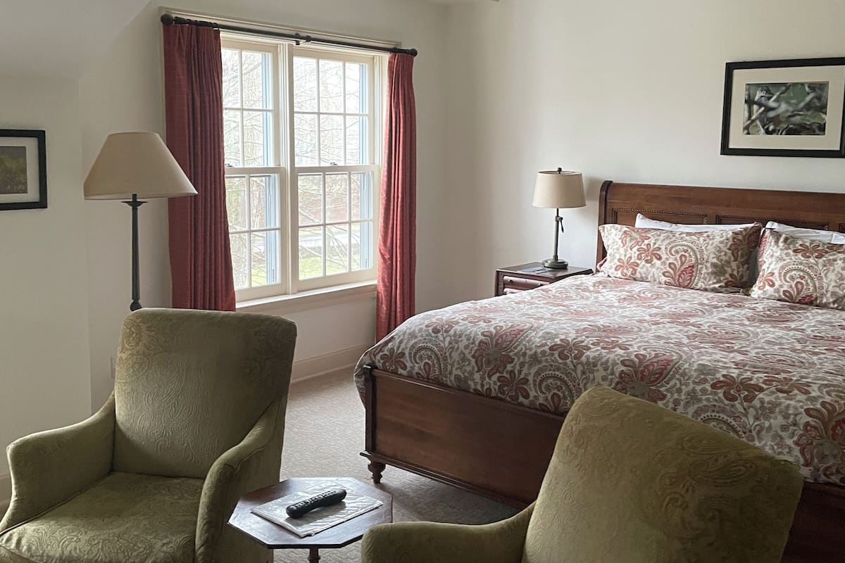 Superior Room, 1 King Bed | Premium bedding, individually decorated, iron/ironing board, free WiFi