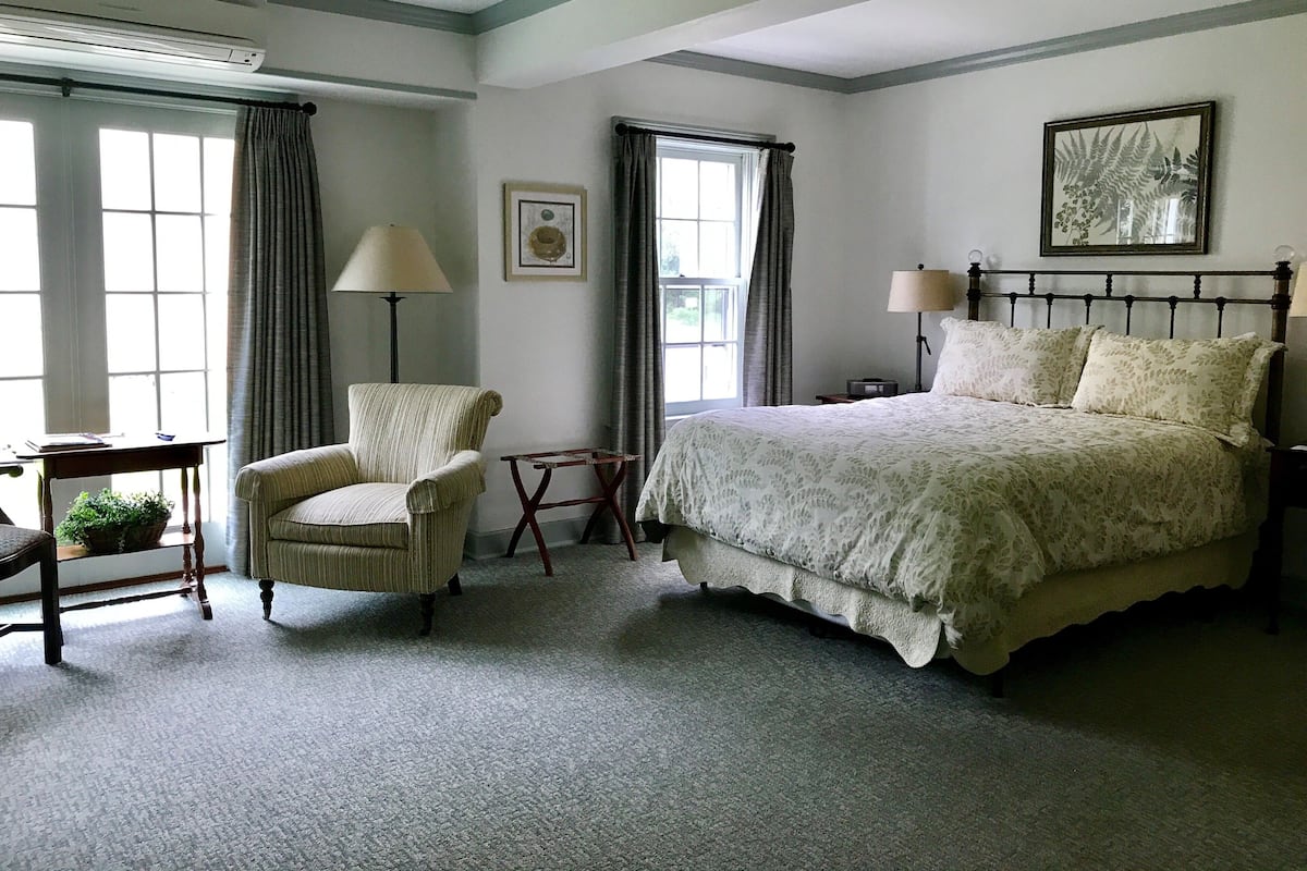 Superior Room, 1 Queen Bed | Premium bedding, individually decorated, iron/ironing board, free WiFi