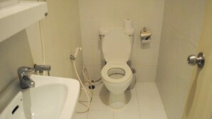 Standard Room | Bathroom | Shower, towels - Sunny Guesthouse (Koh Samui)