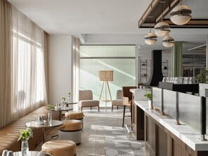 Breakfast and dinner served - Six South St Hotel (Hanover)