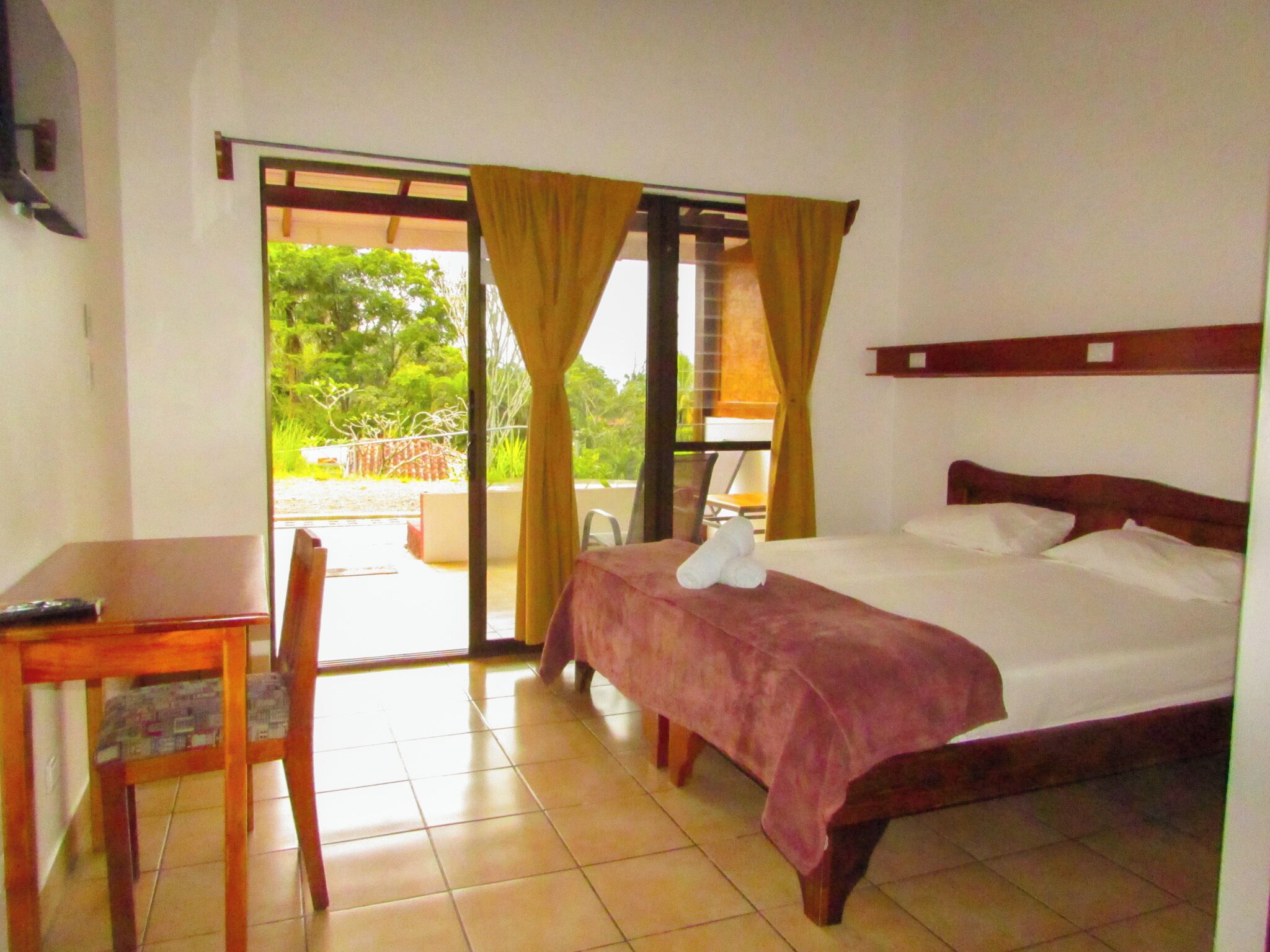 Standard Room, 1 King Bed, Pool Access, Garden Area | Pillowtop beds, in-room safe, desk, free WiFi