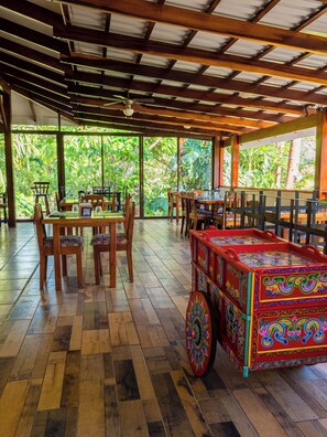 Breakfast, lunch and dinner served - Hotel Colinas del Sol (Atenas)