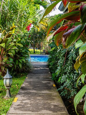 Garden view - Hotel Colinas del Sol (Atenas)