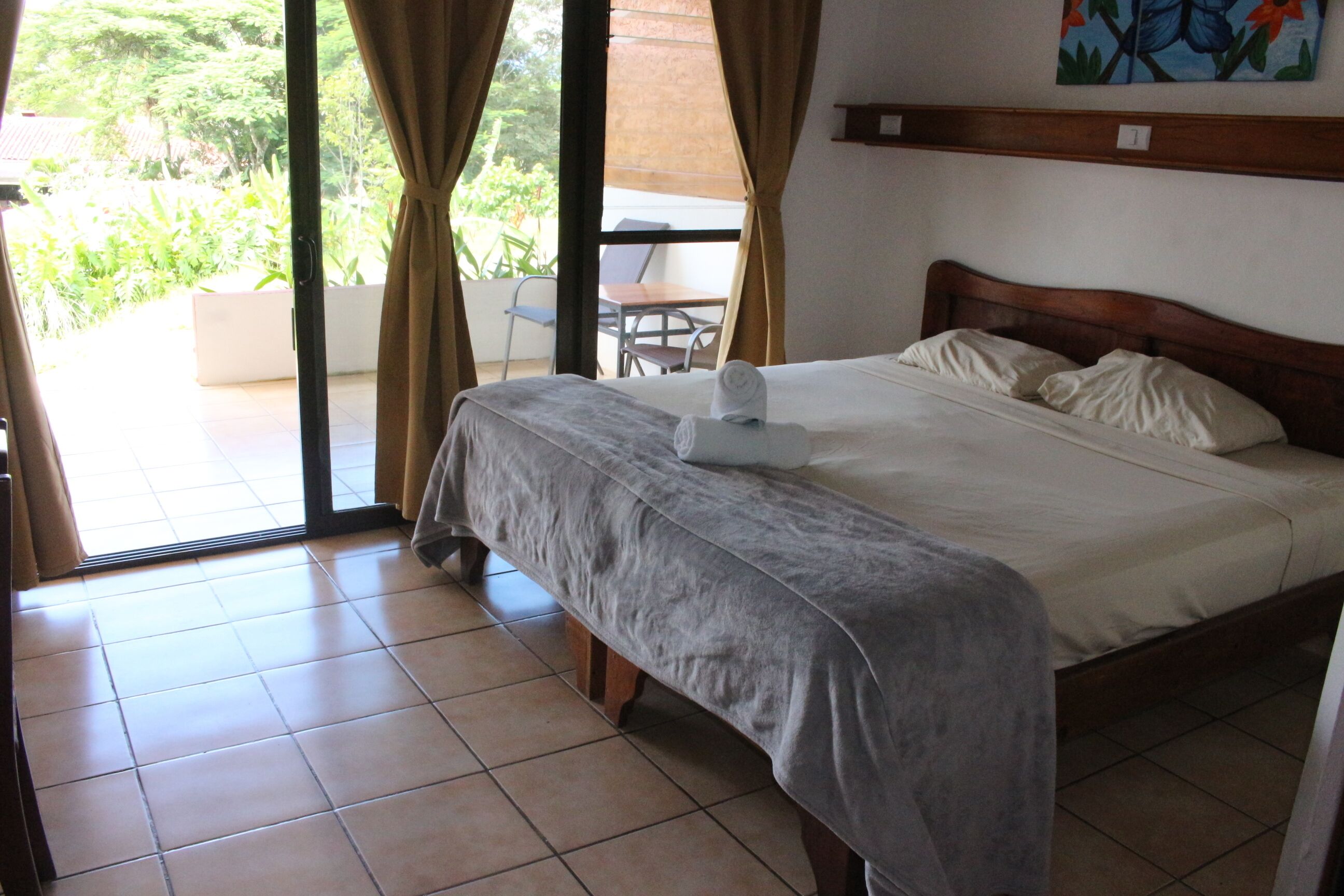 standard room, 1 king bed, pool access, garden area | 1 bedroom, pillow-top beds, in-room safe, desk
