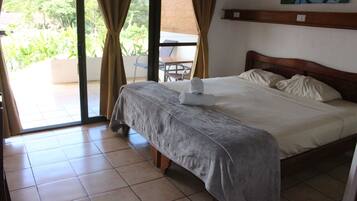 Chambre Standard, 1 trÚs grand lit, accÚs piscine, cÎté jardin