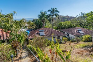 Pillowtop-patjalliset sängyt, tallelokero huoneessa, työpöytä