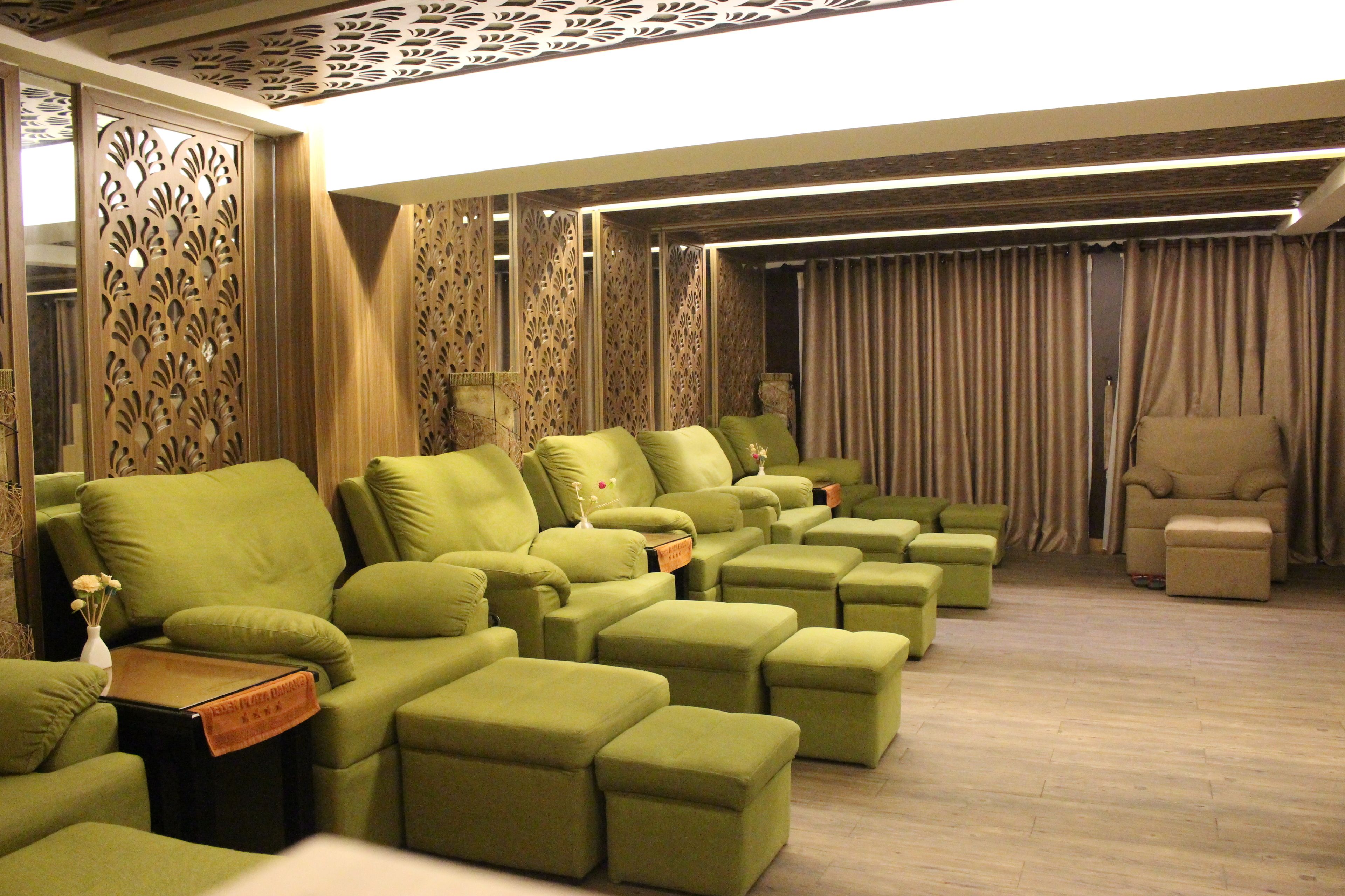 sauna, steam room, aromatherapy, body scrubs, facials