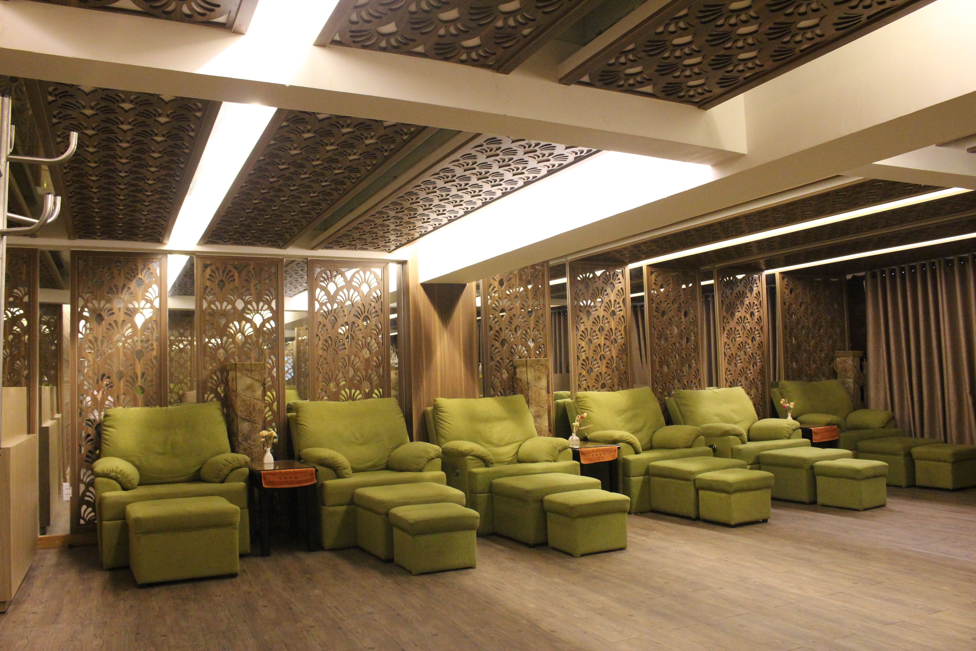 sauna, steam room, aromatherapy, body scrubs, facials