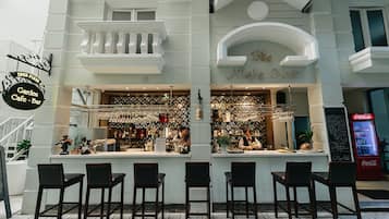 3 bares/lounges, bar ao lado da piscina