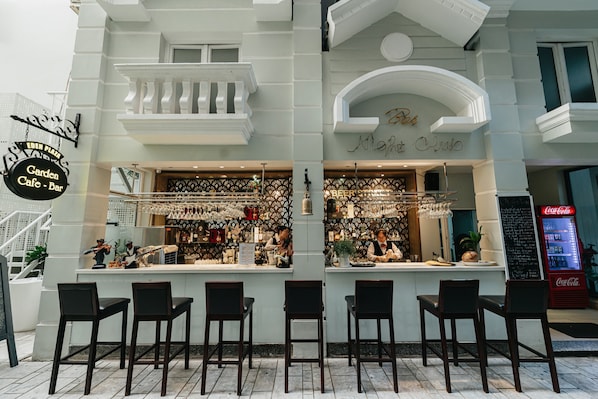 3 bares o lounges, bar junto a la alberca 