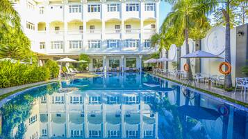 Piscina externa, guarda-sóis, espreguiçadeiras