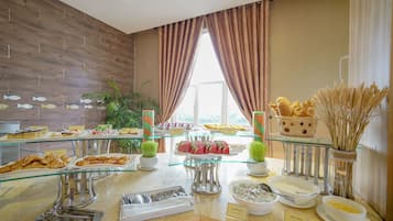 Café da manhã com buffet todos os dias mediante uma taxa