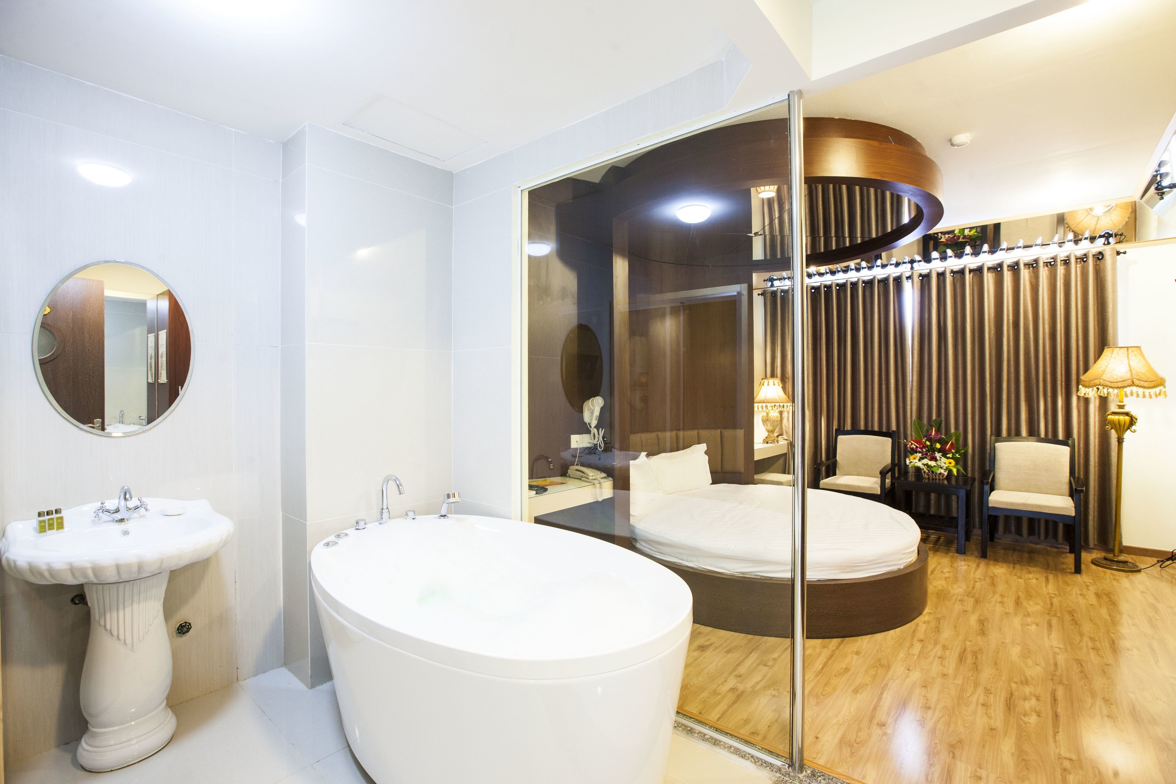 sauna, steam room, aromatherapy, body scrubs, facials