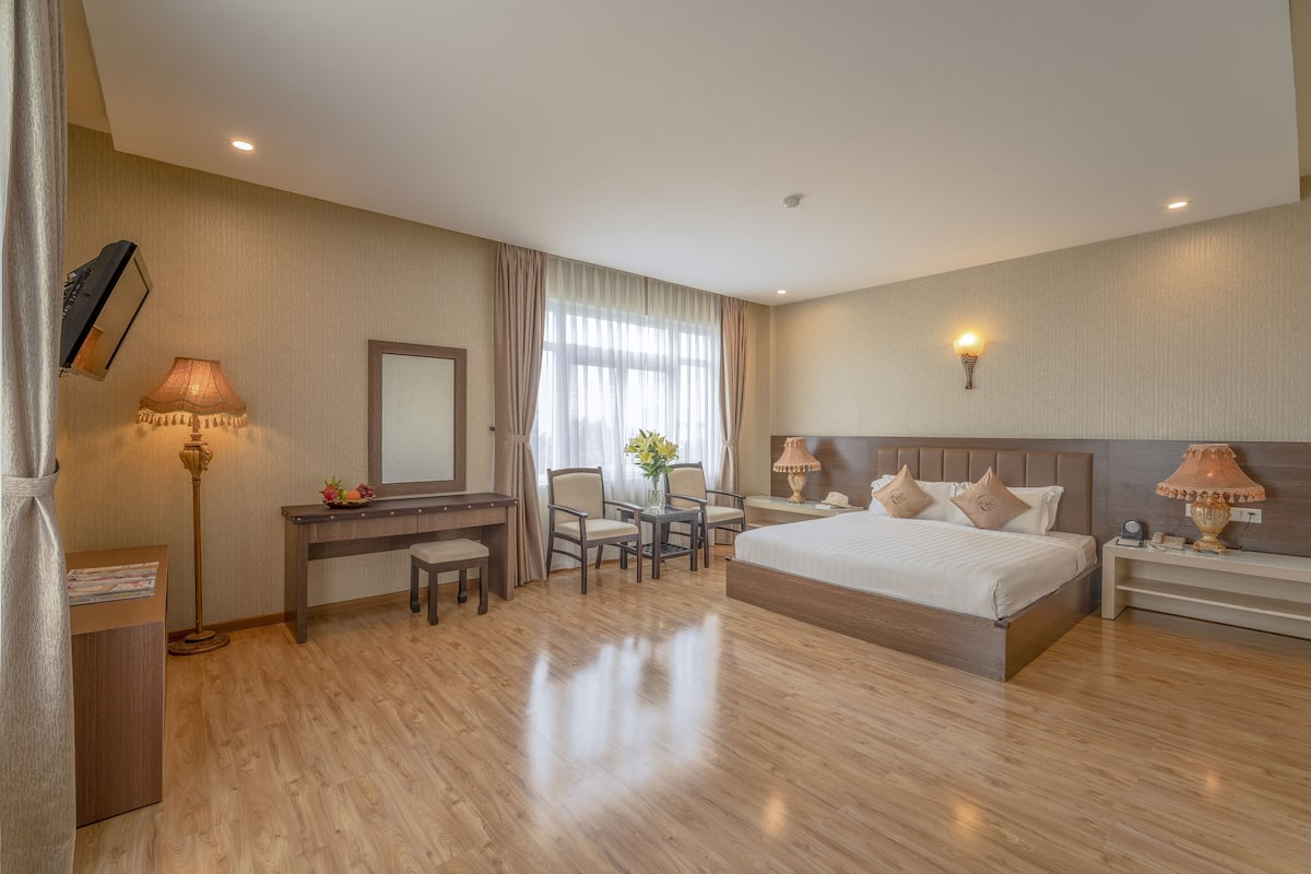 Deluxe Room, 1 King Bed | 1 bedroom, premium bedding, pillowtop beds, minibar (some free items)