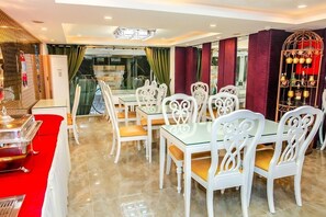 S'hi serveixen esmorzars i dinars 